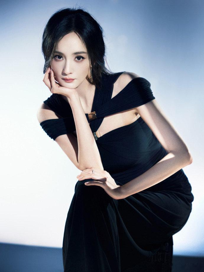 #杨幂灯带光影大片#杨幂灯带光影大片，黑裙勾勒曼妙身姿，燕尾侧盘发好有气质，太美