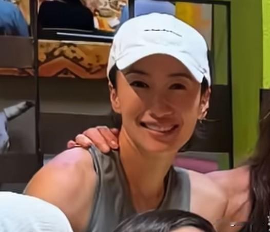 谢霆锋妹妹近照，笑的好开心！
 
8月2号，谢霆锋的妹妹谢婷婷，引发关注，原因是