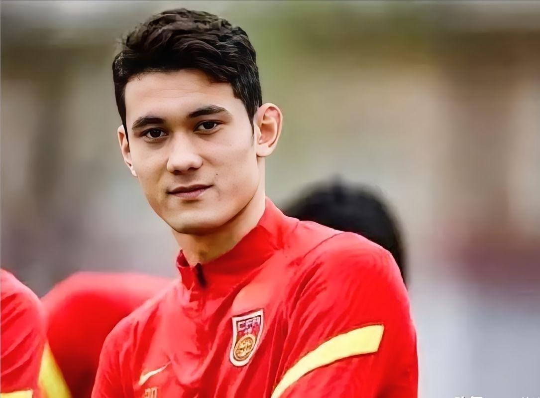 20岁的拜合拉木，拿到国足奖金，没买跑车，没买名表，扭头就给他哥在伊犁付了套房子