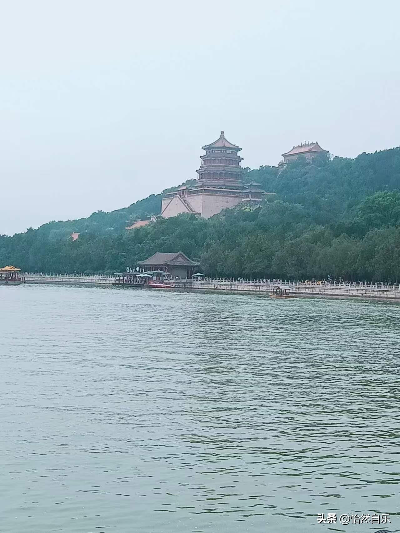 景物太吸引人，把我的脚步停顿了，这清澈的河水，河岸上的房子更是贵感，大家说说这是