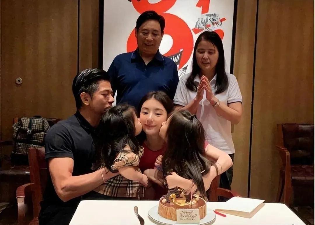 他可真是妥妥的人生赢家啊！应该也是很多男人羡慕的对象吧！

媳妇年轻靓丽，比他小