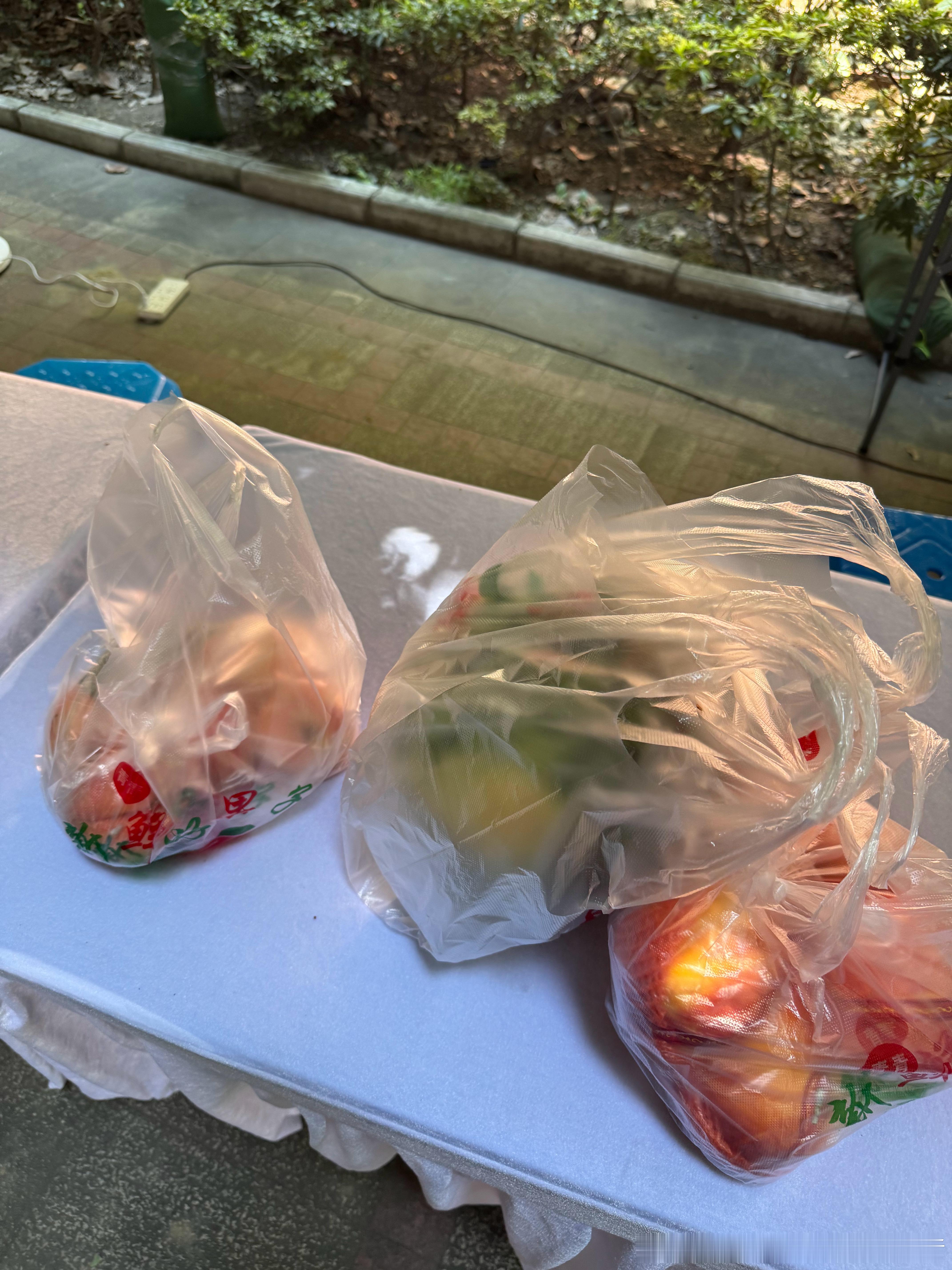 去我表姐家方圆三公里只有一家小水果店…都不知道买什么 