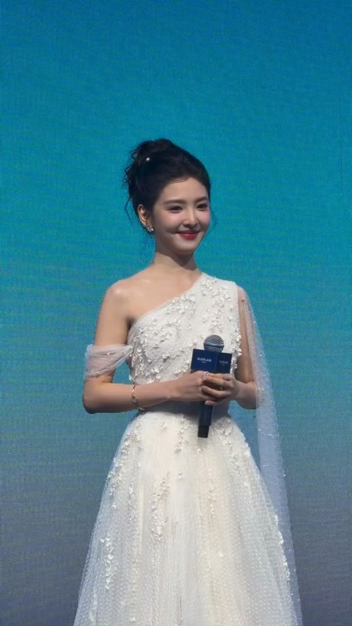 章若楠盘发白色斜肩长裙，好优雅的白纱裙女神啊💍 