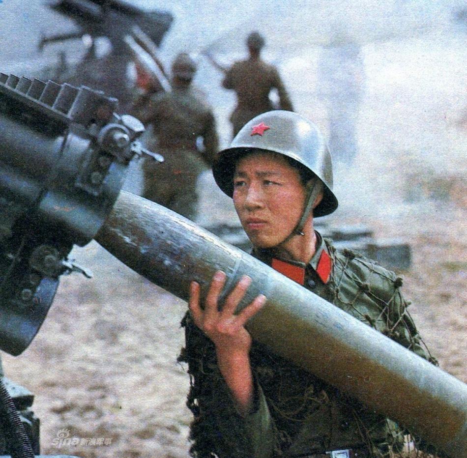 1983年秋的老山深处，石缝里的空气像凝固的铁。

李海欣屏住呼吸，右手死死按住