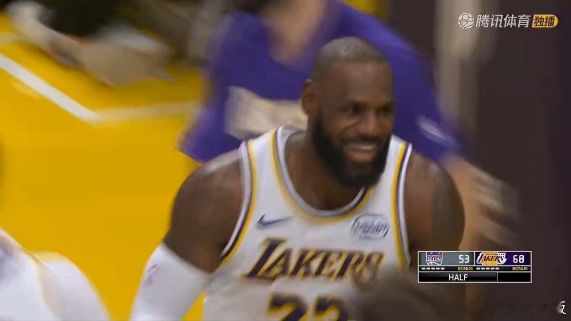 半场结束，湖人领先国王15分！国王vs湖人