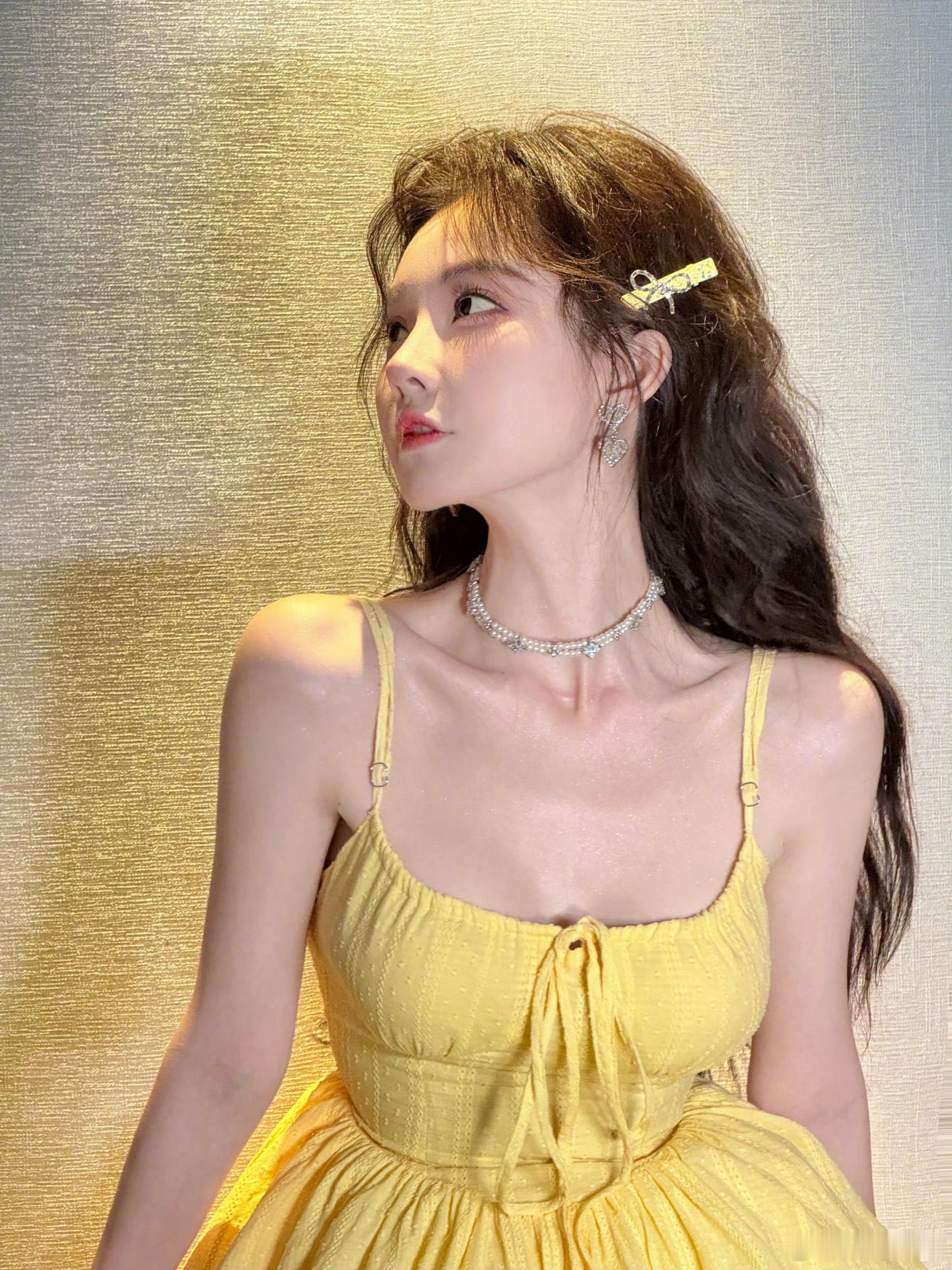 冯提莫瘦了50斤被冯提莫这条黄裙美到了！吊带设计露出精致的锁骨和肩颈线条，收腰又