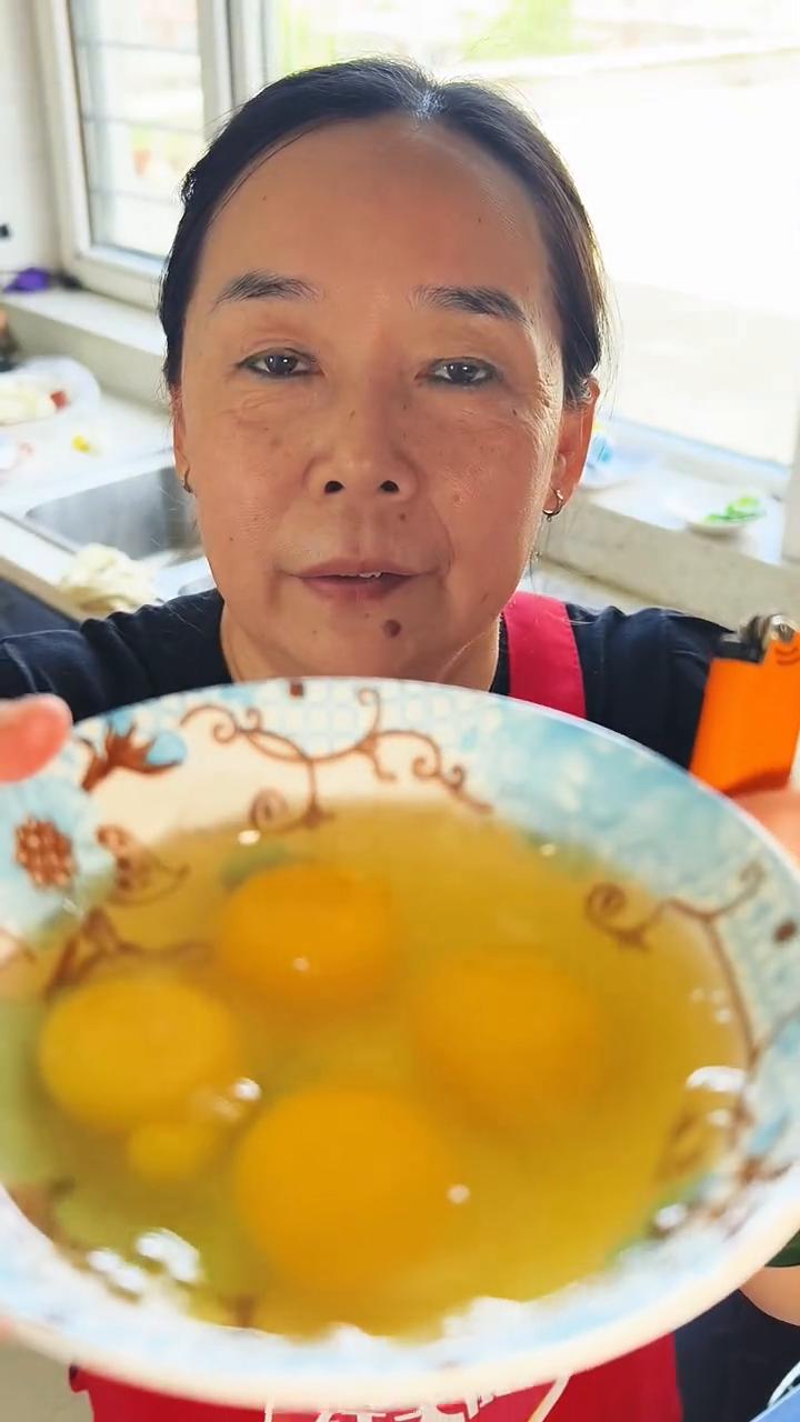 打火机蒸蛋。
·四个鸡蛋，一个打火机，就用打火机在打好的鸡蛋液上面转圈一燎，出锅