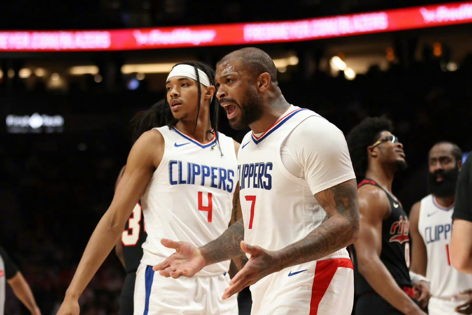 据统计，快船在三月份让对手投出41.2%的三分命中率，此期间在联盟第二差。今天黄