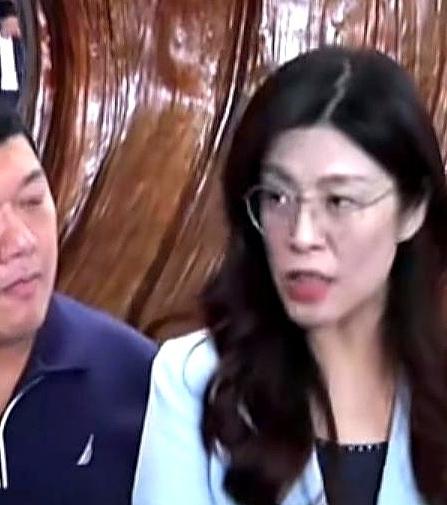 郑丽文惨了！
团队的人跑了一大半！
不是被“政敌”挖走。

而是心寒了
当初跟着