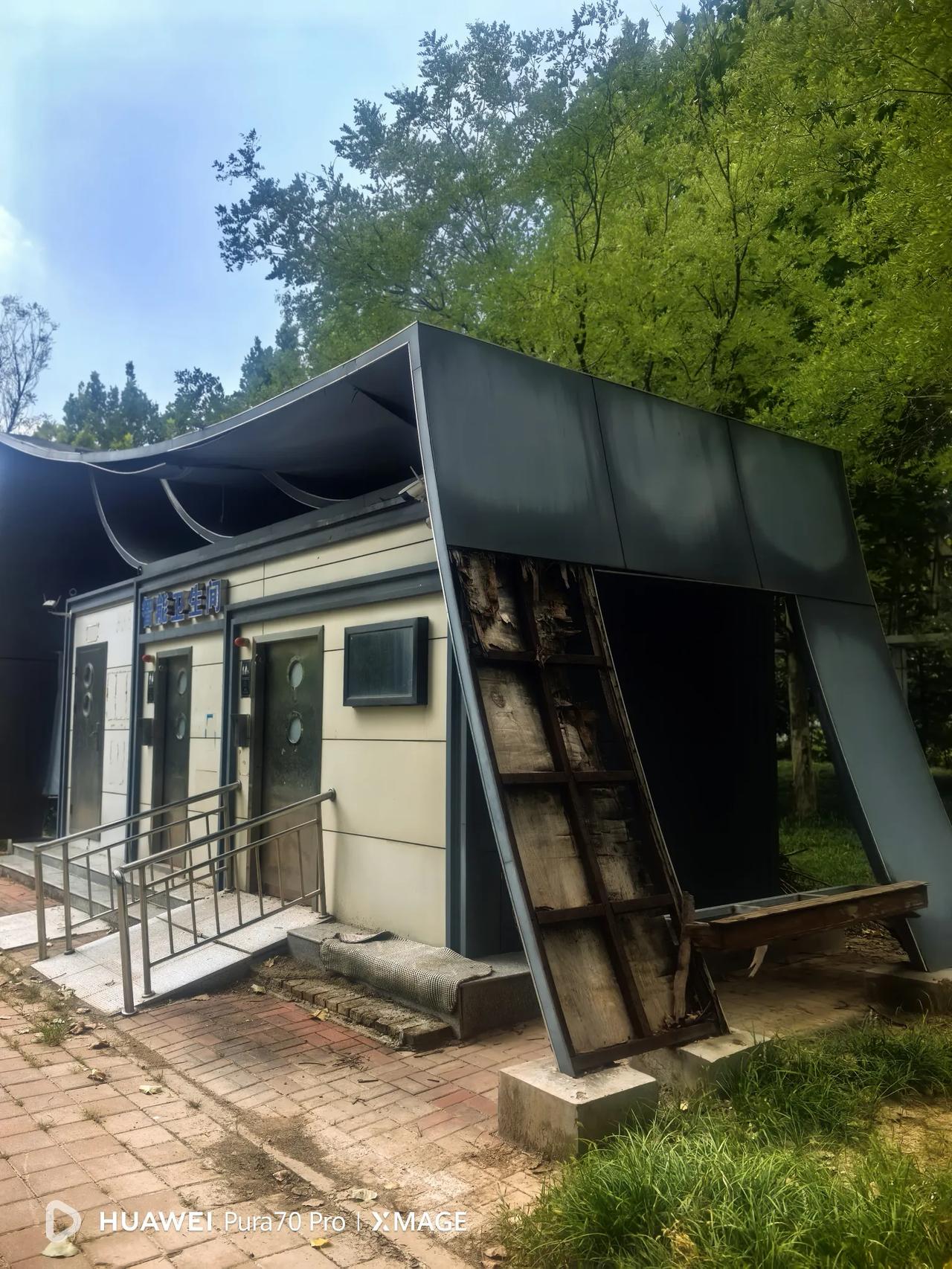 高端大气上档次的智能公共卫生间，曾经是城市的一道风景，但如今也破败了，是没钱维护
