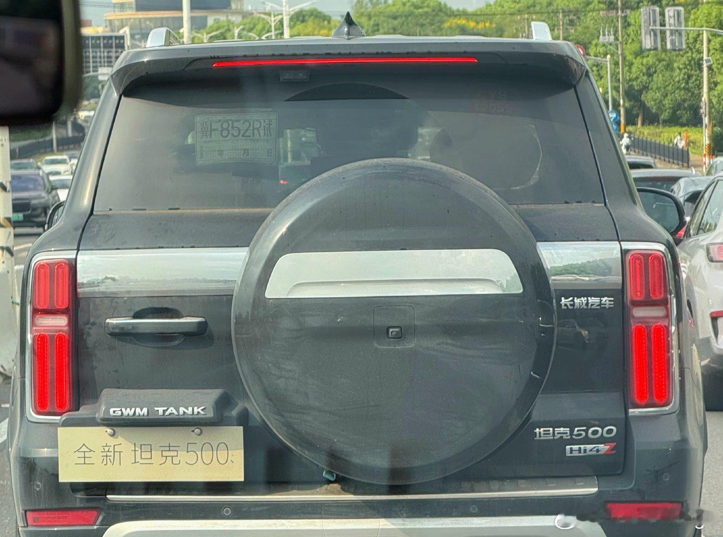 坦克 500 的试验车，看起来跑过不少地方，灰挺多的 ​​​