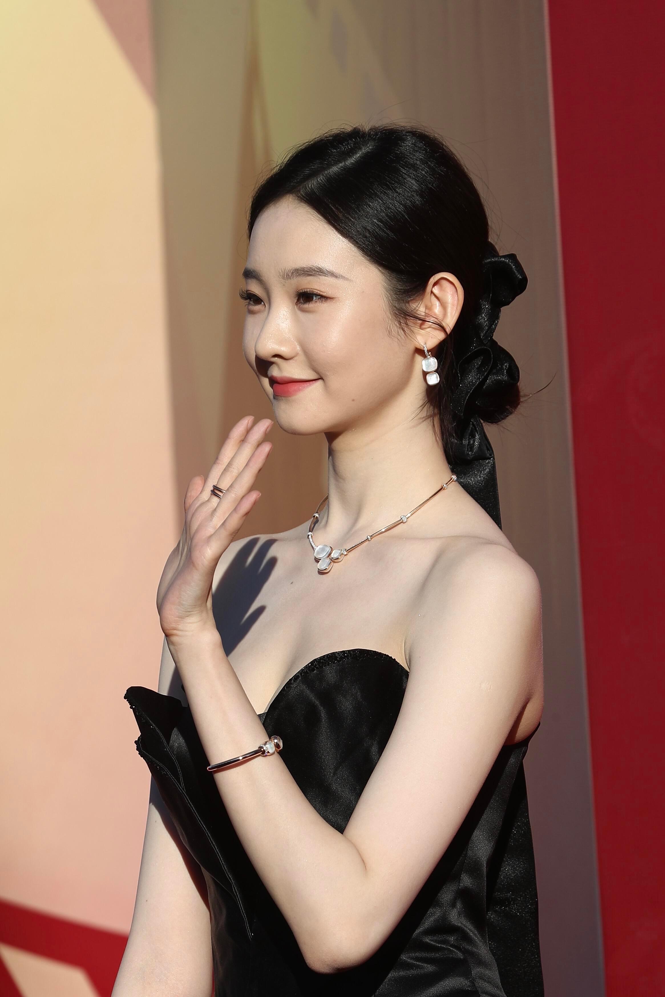 张艺凡的长相，不是那种一眼惊艳的类型，但是巨抗老。 