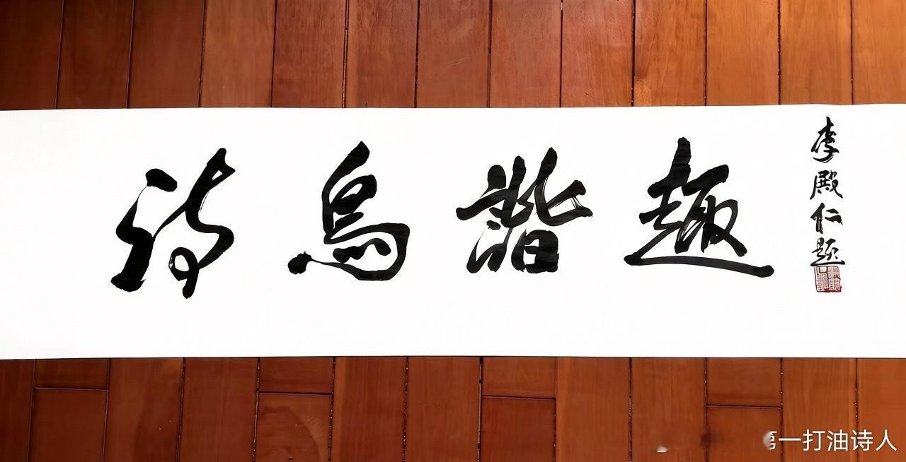 我不观鸟鸟还在，万千羽翎去复来。长使旷野无粘网，只觉硝烟人更哀。        