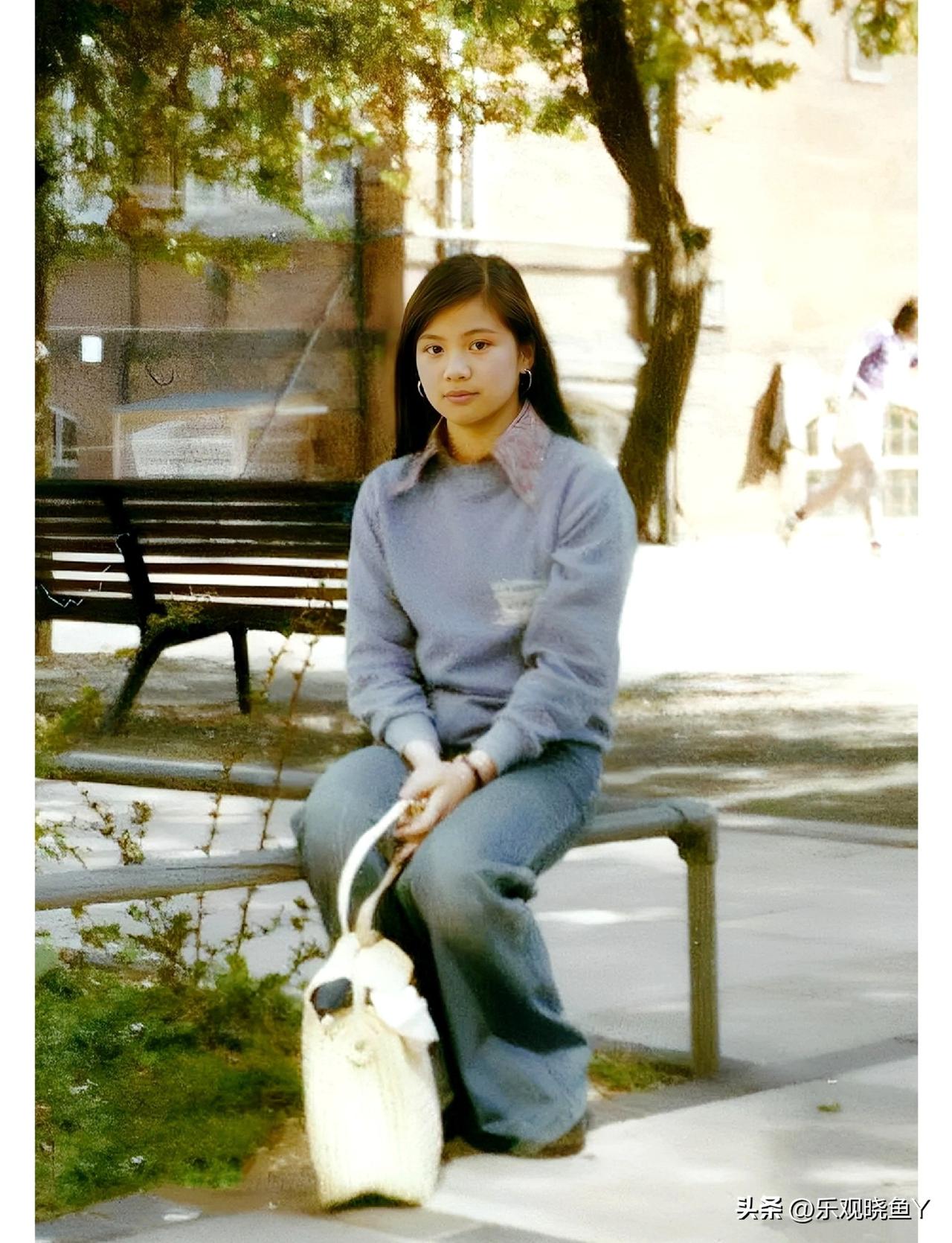 一九八零年，在英国尚未涉足演艺圈的翁美玲。时年二十一岁，青涩懵懂，气质独特，真是