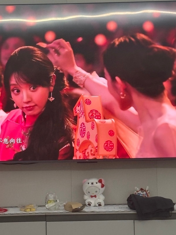 张钧甯田曦薇互动萌成啥了 被张钧甯和田曦薇的互动萌化了，台下这一幕简直就是春晚名