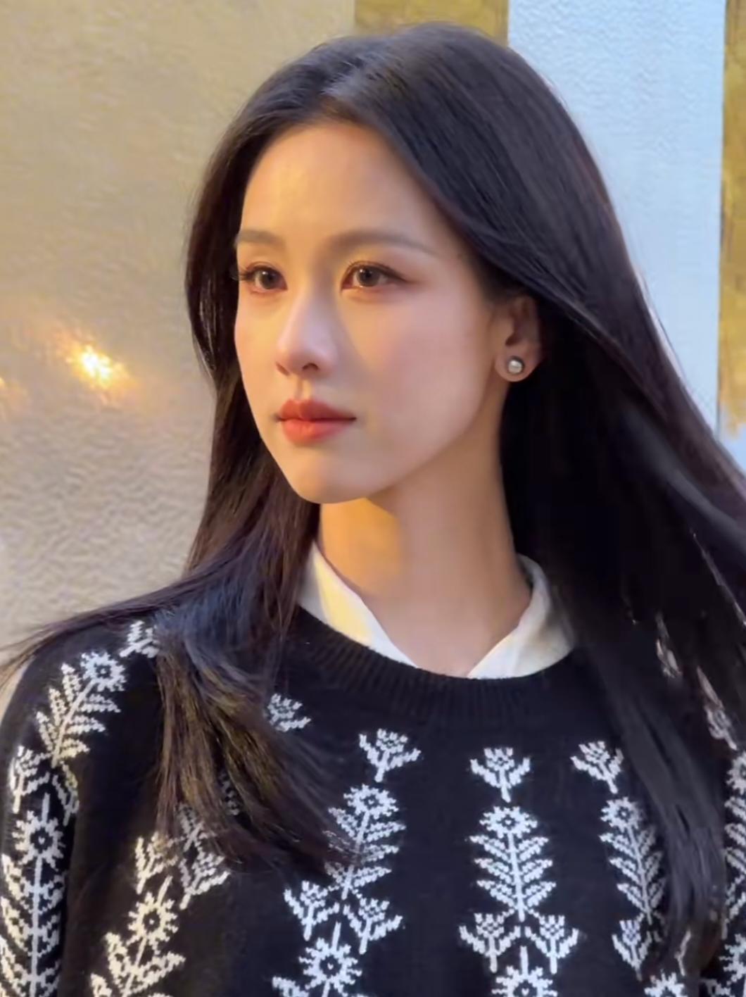 大家都被陈都灵柔柔弱弱的外表骗了
其实她并非看起来的那样
金靖说和陈都灵一起拍戏