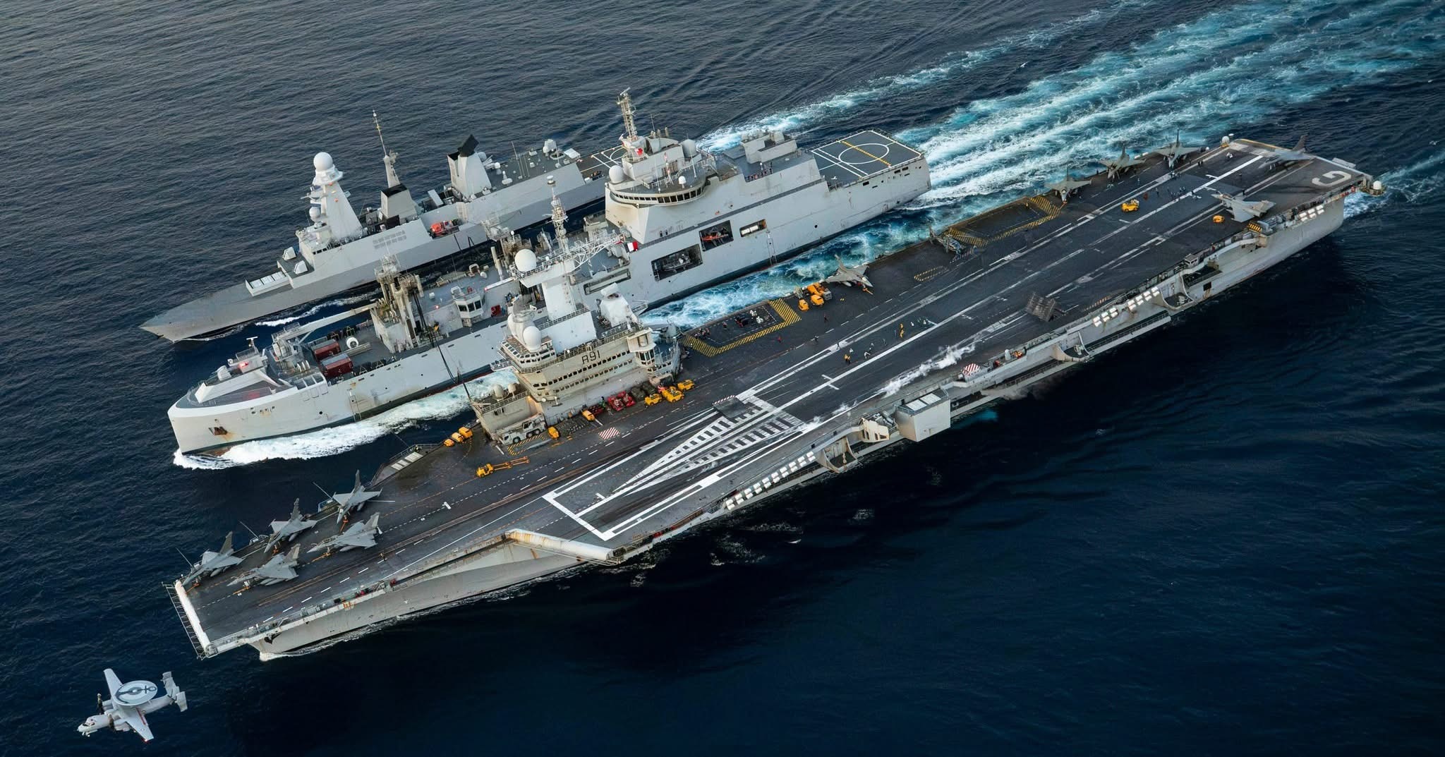 横向补给 鹰眼升空中外舰闻今日阵风 早安法国海军(Marine national