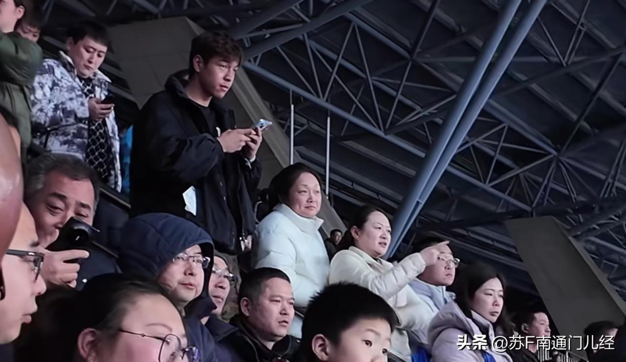南通支云首个主场看台上，出现了苏超老熟人的身影。没有签名，没有花环，而是静静的看