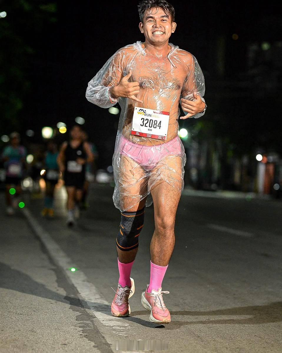 菲律宾宿雾一场跑步比赛中的跑者，穿雨衣这点的确有点特别。跑步 雨衣 外国人系列