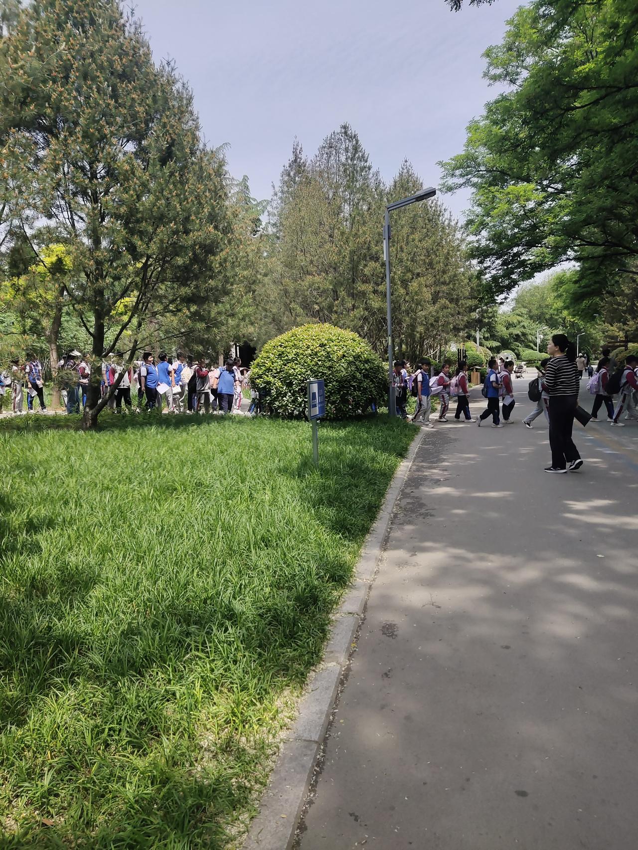 今天跟大家分享个超有感触的事儿。这几年我老是被3、4岁的孩子喊“奶奶”，一开始心