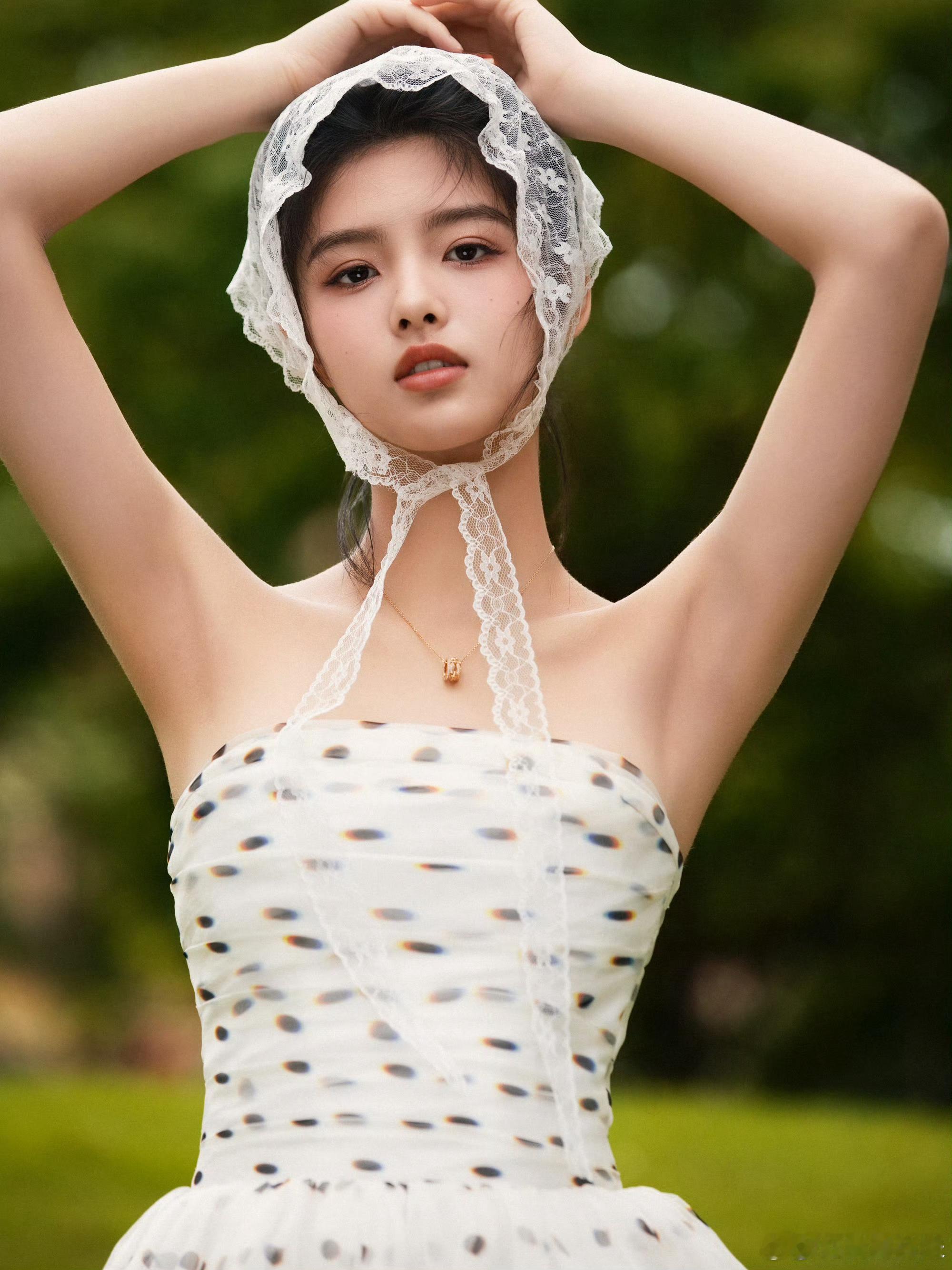 艾米洋娃娃波点抹胸裙小女孩长成大姑娘了，还是很好看啊[嘻嘻] ​​​