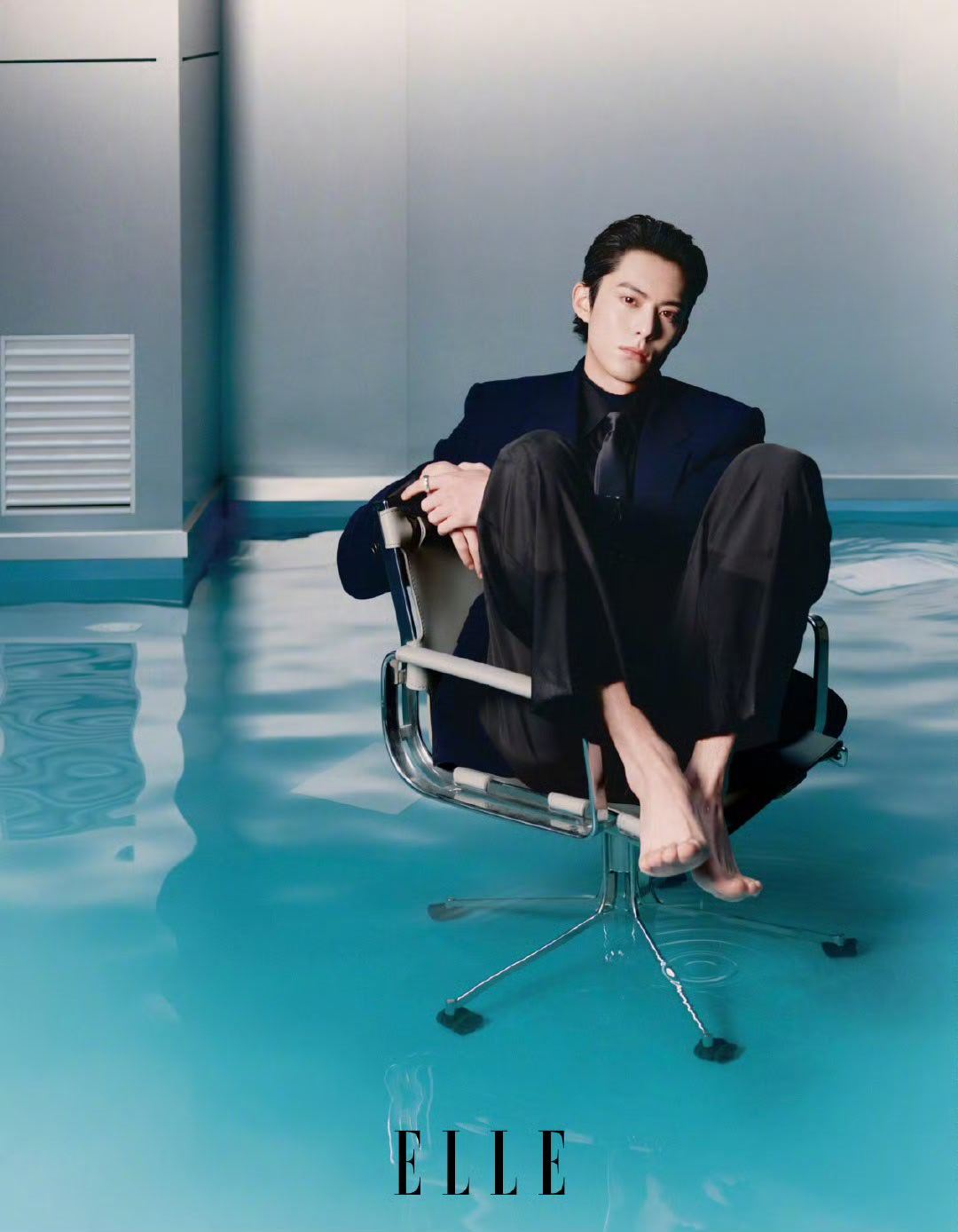 《ELLE》7月刊里的王鹤棣在水世界大片中展现独特魅力，水下的他身着深色西装，水