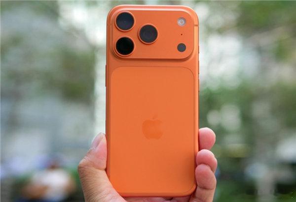 【苹果用户请注意！新款iPhone电量耗尽后或无法开机 多款机型受影响】新款iP