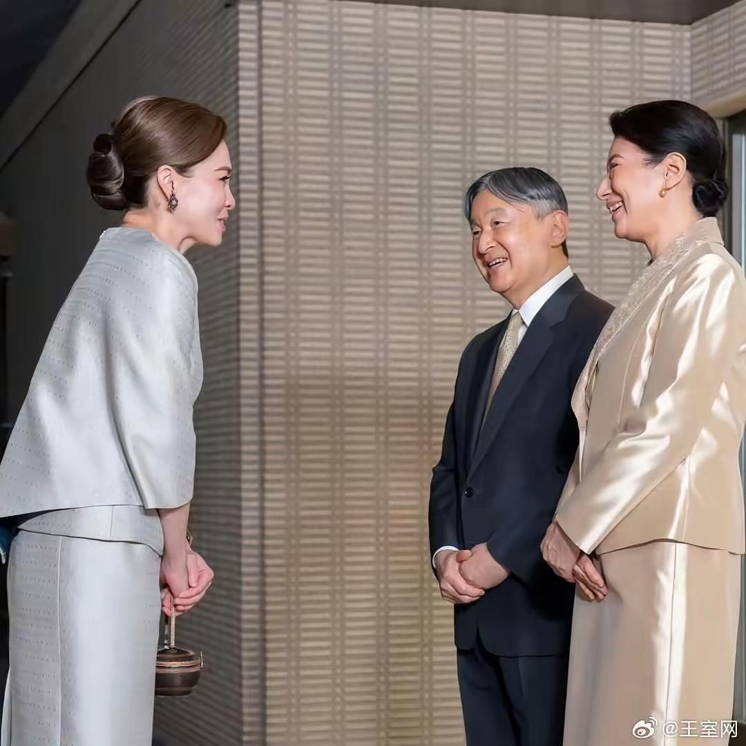 泰国苏提达王后前往东京和日本德仁天皇，雅子王后会面。
这是亚洲两位皇后第一次同框