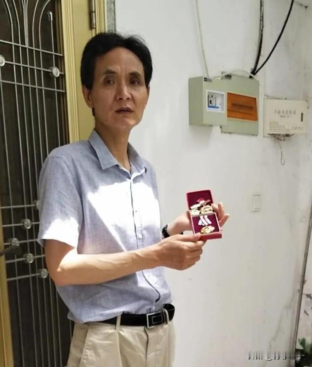 在对越自卫反击战中，一等功臣张长海创造了一个不可思议的记录，他潜伏在敌人阵地中长