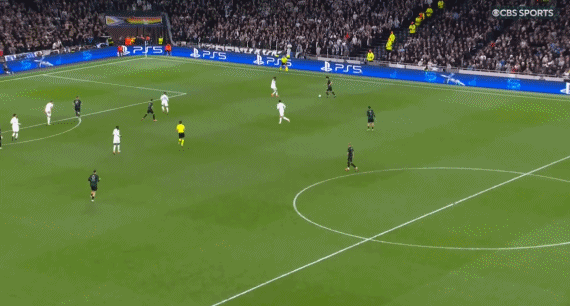 图一是范德芬今晨欧冠的进球，图二是孙兴慜2019年在热刺主场与伯恩利的英超联赛里