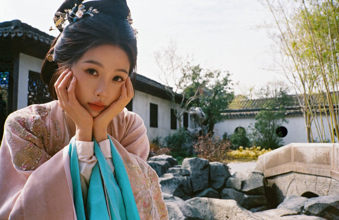 虞书欣立春游园照虞书欣云初令游园 虞书欣云初令游园 