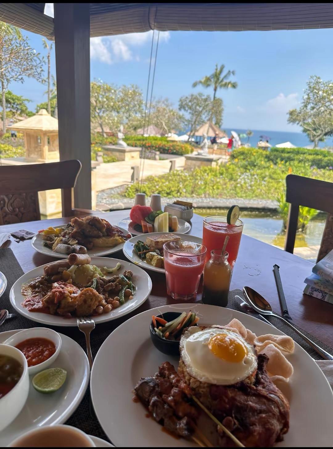 一个月前，认识了一个女孩，是朋友的朋友，朋友介绍的，一个月中，出去了七八次吧，每