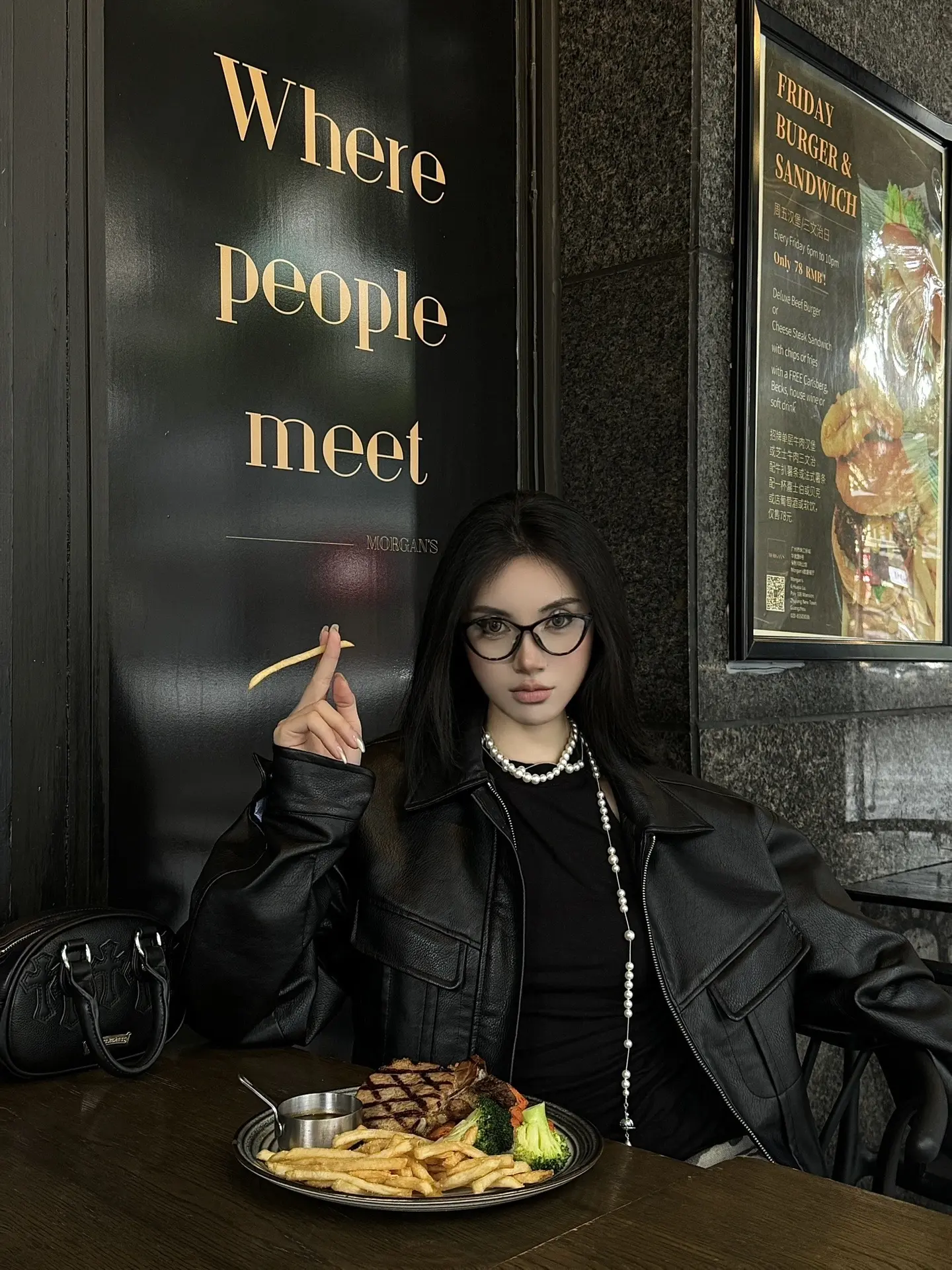 老婆们 晚上好。