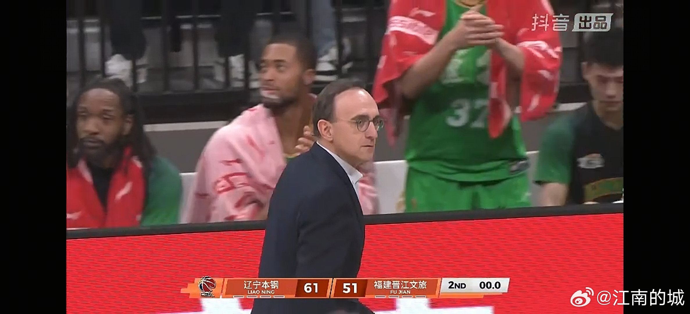 最后这个战术相当有水平，半场结束，辽宁本钢主场领先福建男篮10分。cba