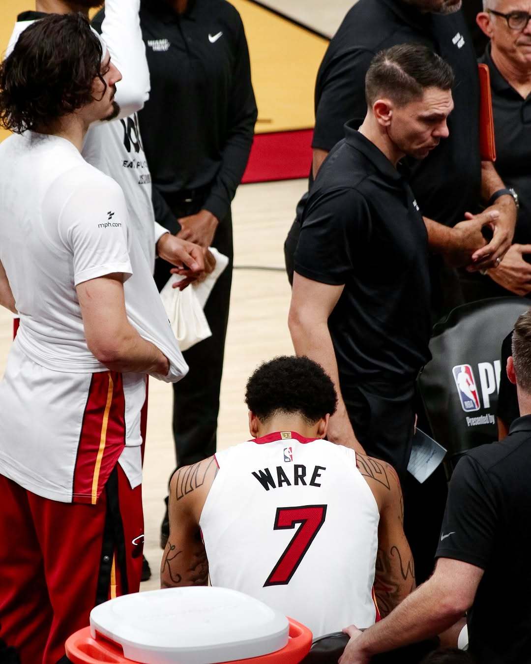 热火一众记者以及媒体、韦德、哈队对今天斯波公开批评韦尔的看法：Barry Jac