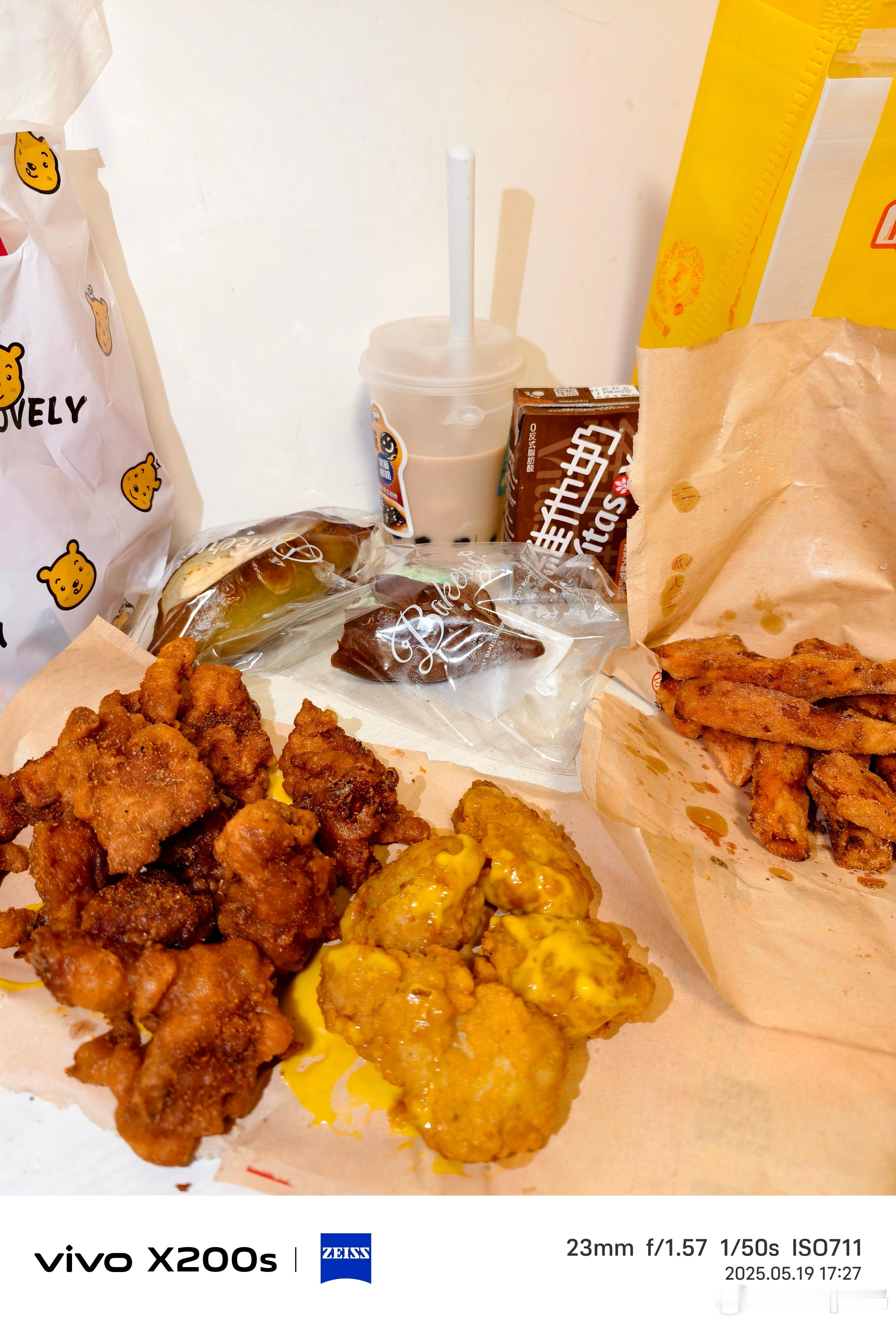 韩国留学生凌晨都吃什么基本只有速食品可以吃不过韩国的炸鸡还是顶级半夜急头白脸吃一