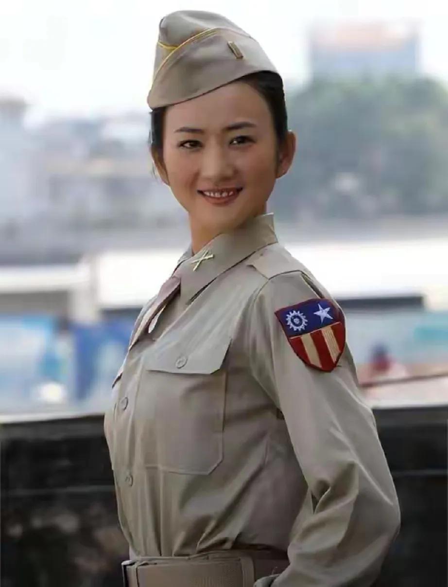 李玥和秦俊杰这对同母异父的姐弟，在娱乐圈书写着别样故事！姐姐李玥学舞蹈出身，演艺