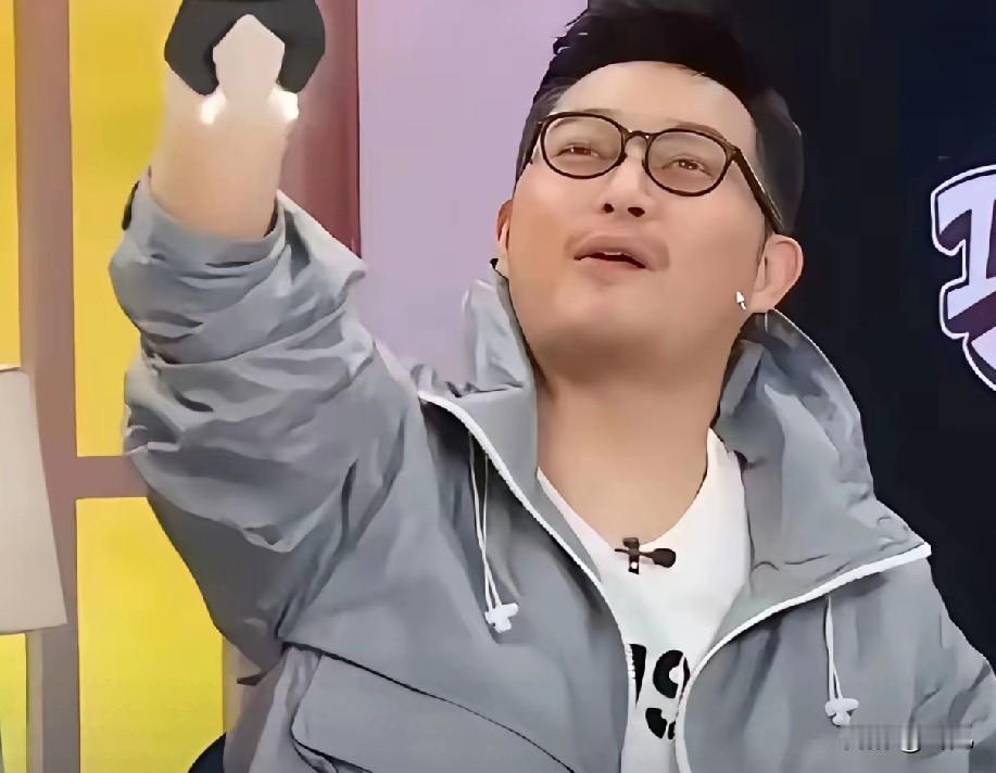 沙溢当年随口一句玩笑，

如今想起来后背发凉！
 
刷到以前的综艺片段，真的被惊