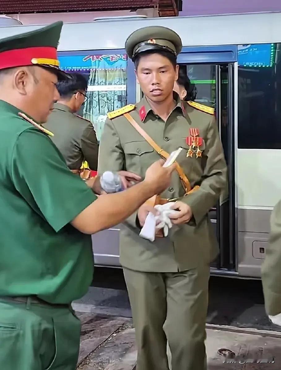 照片中的这名军官奉命到胡志明市参加阅兵，可是他的军容让人不敢苟同，不但帽子戴的歪