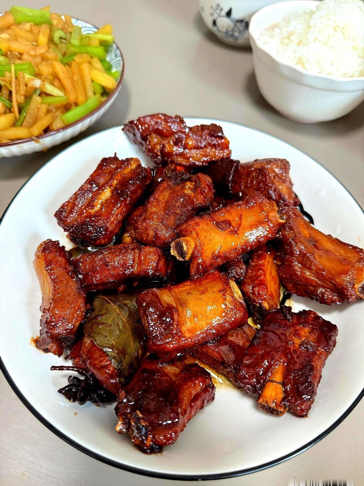 家庭聚会我去结账，经理说表弟把他赊的三万块记我名下。
他把这三万的账单直接甩给我