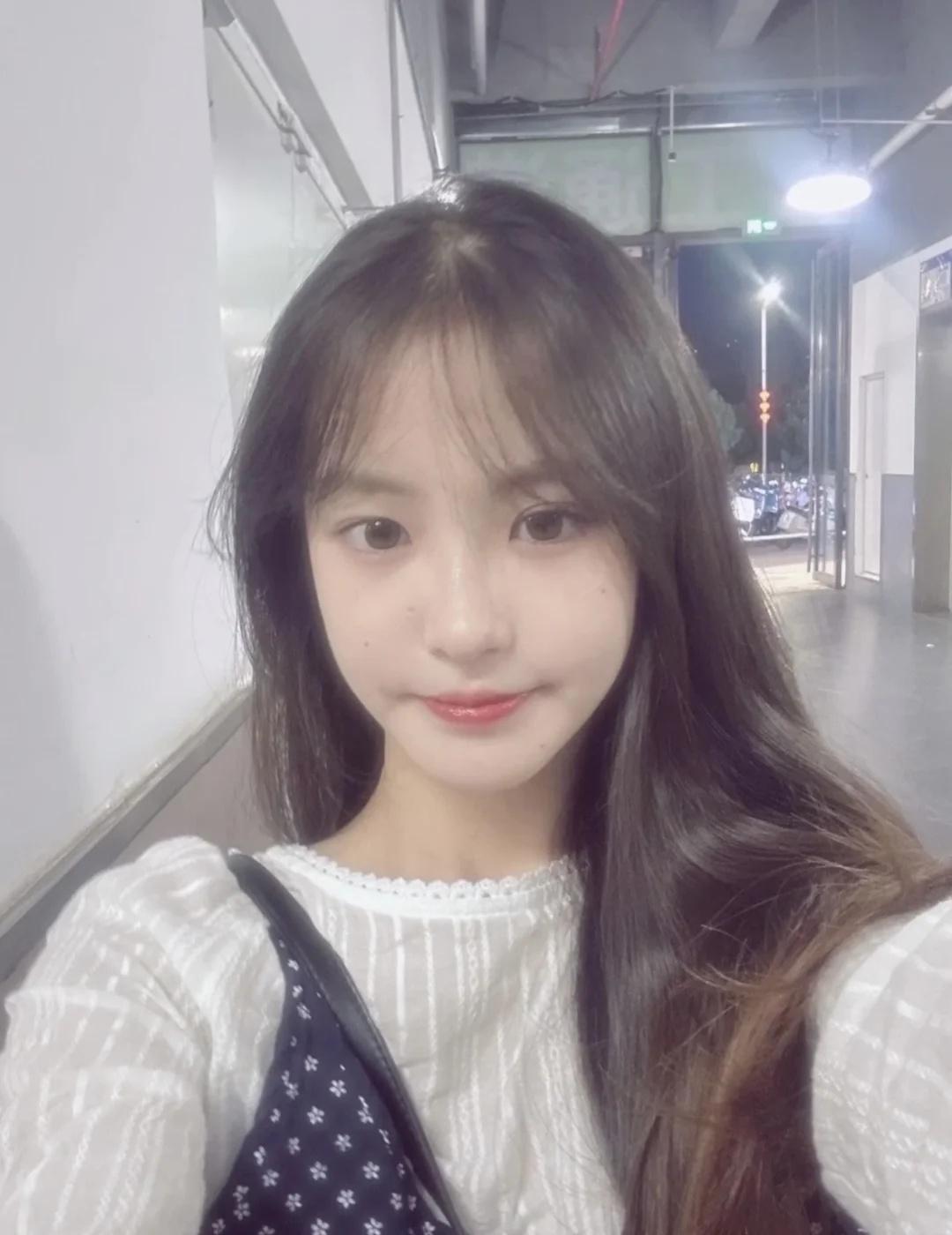 摄影师说我长了一张绝美的网红脸
摄影师刷到我之后就私信了我 说我长了一张绝美的脸