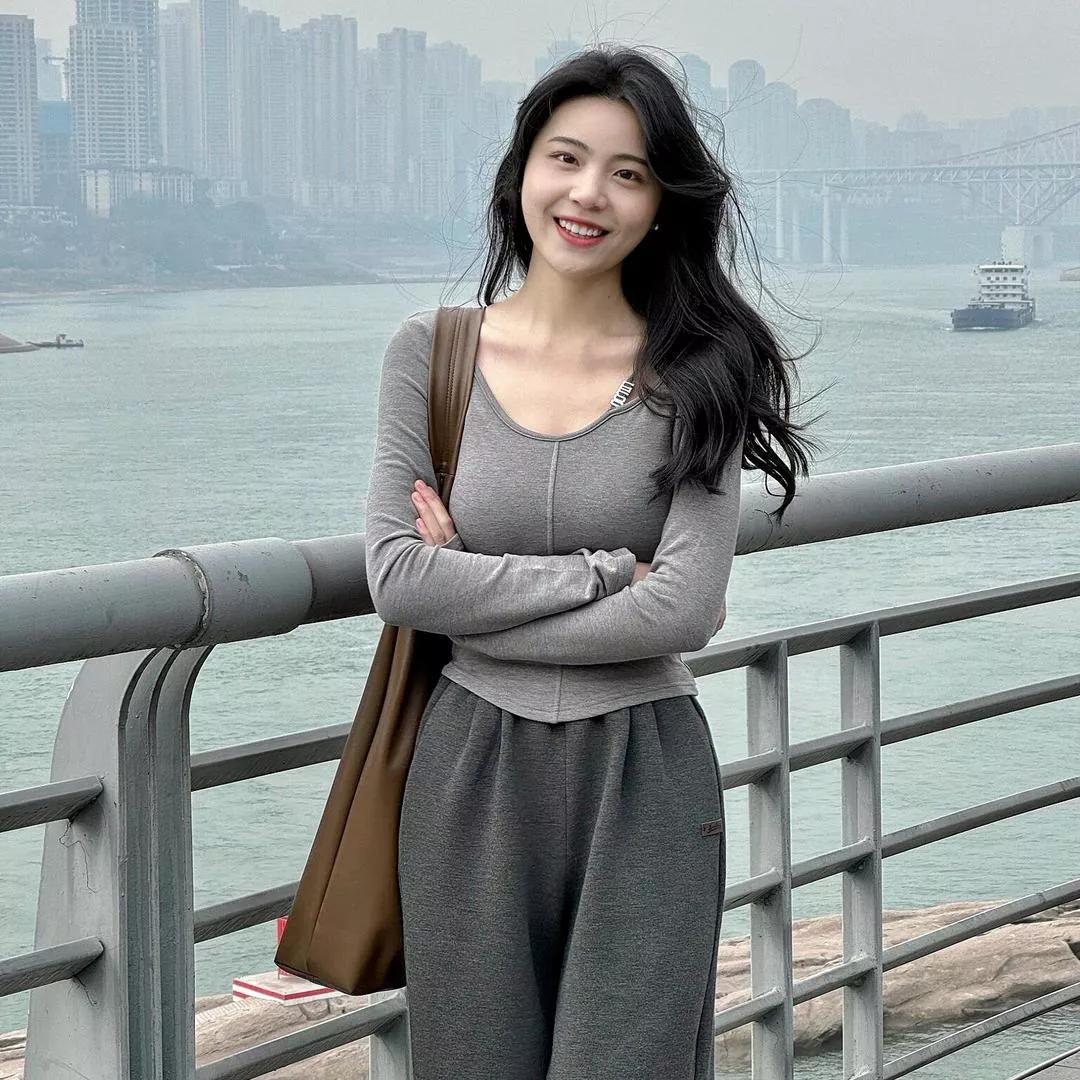 都市风光下的温暖笑容，轻松一刻的美好瞬间少女感笑容 治愈美景照 阳光型笑容 早上