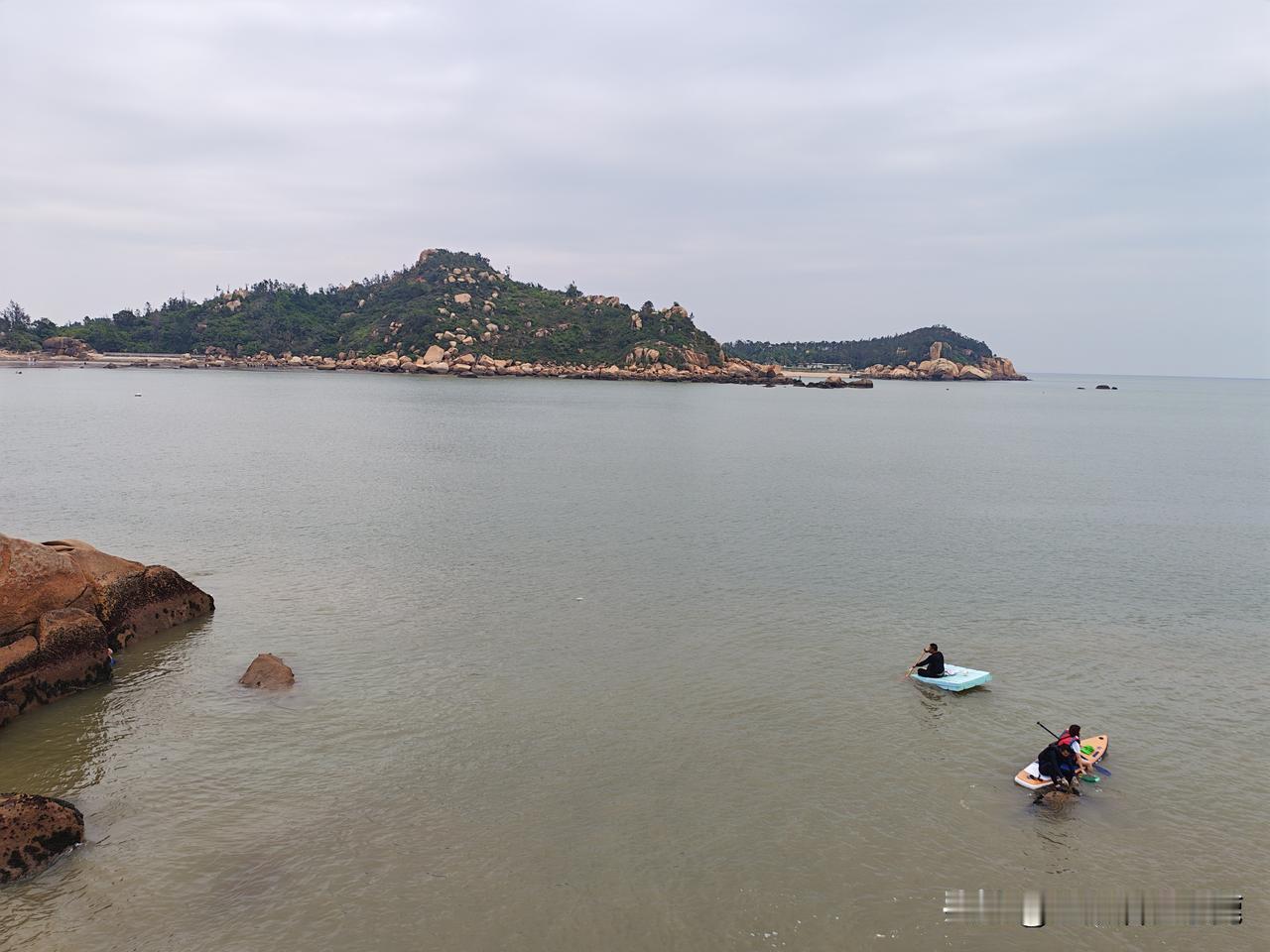 这几天我们一直在江门台山旅游，昨天在尾角湾住下了，一直在等退潮，儿子很期待赶海，