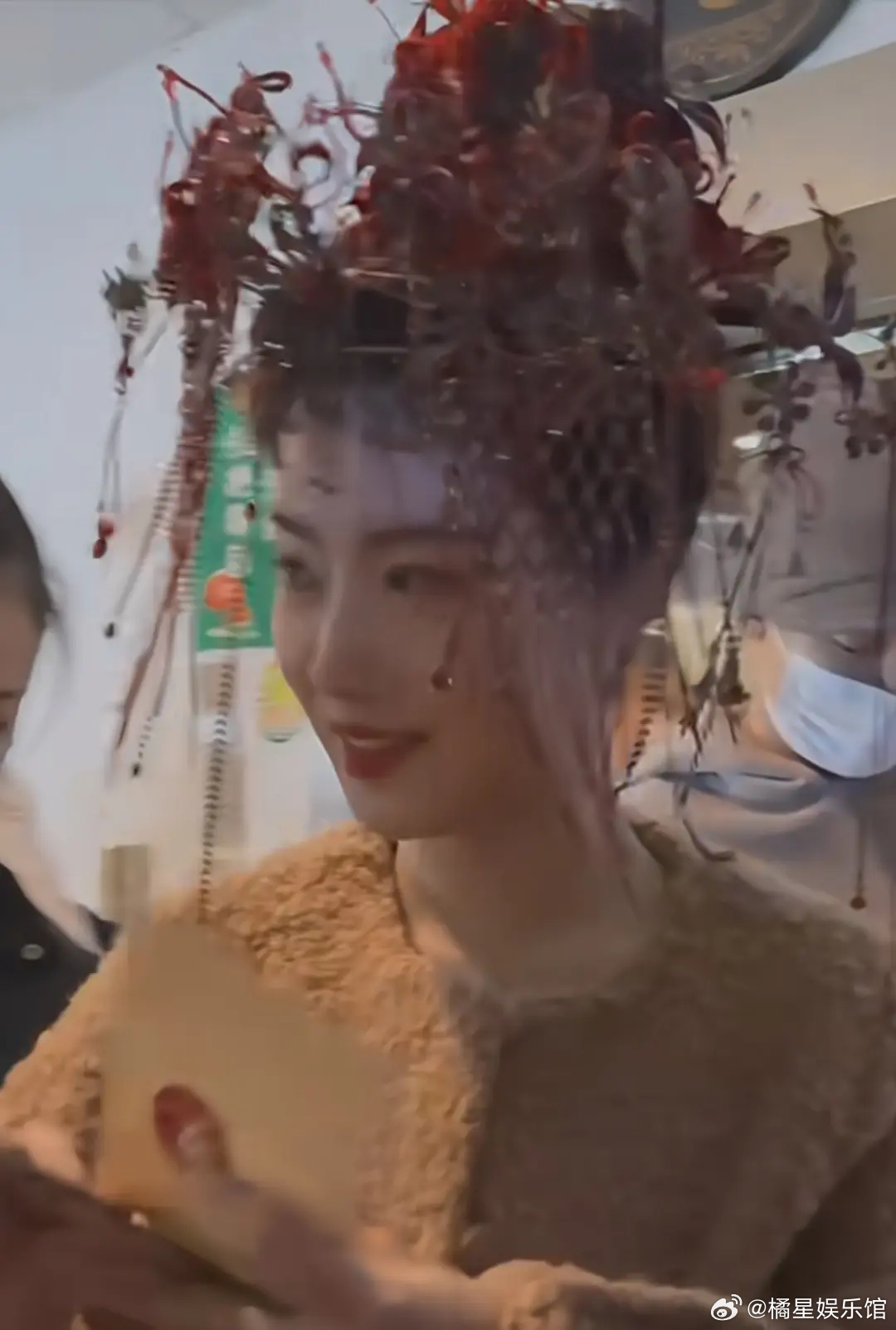 卢昱晓用自己美丽的脸在做什么