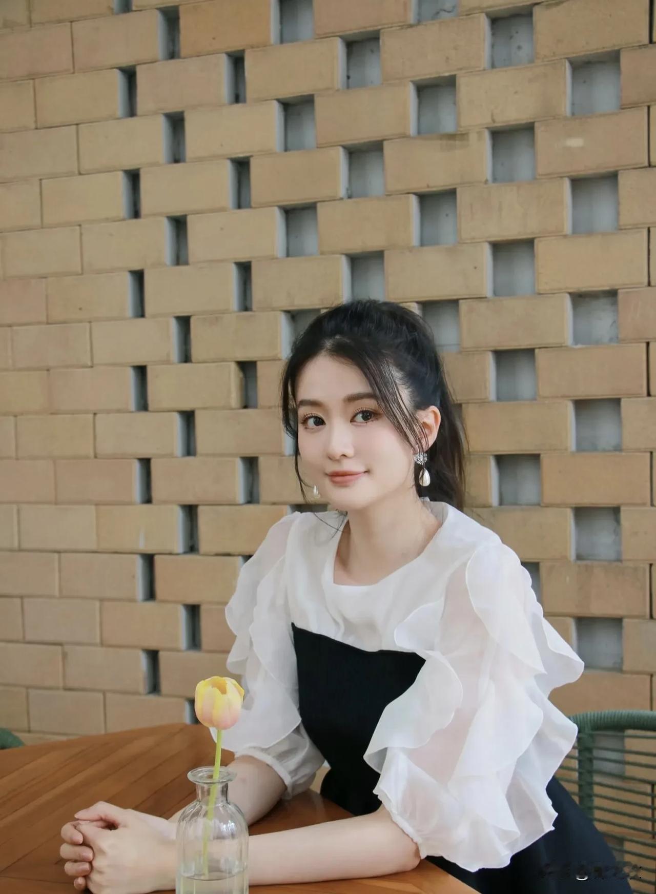 乔欣现在应该是属于是家族联姻，而她自己应该也不反感，因为她有钱有闲对象的长相在普