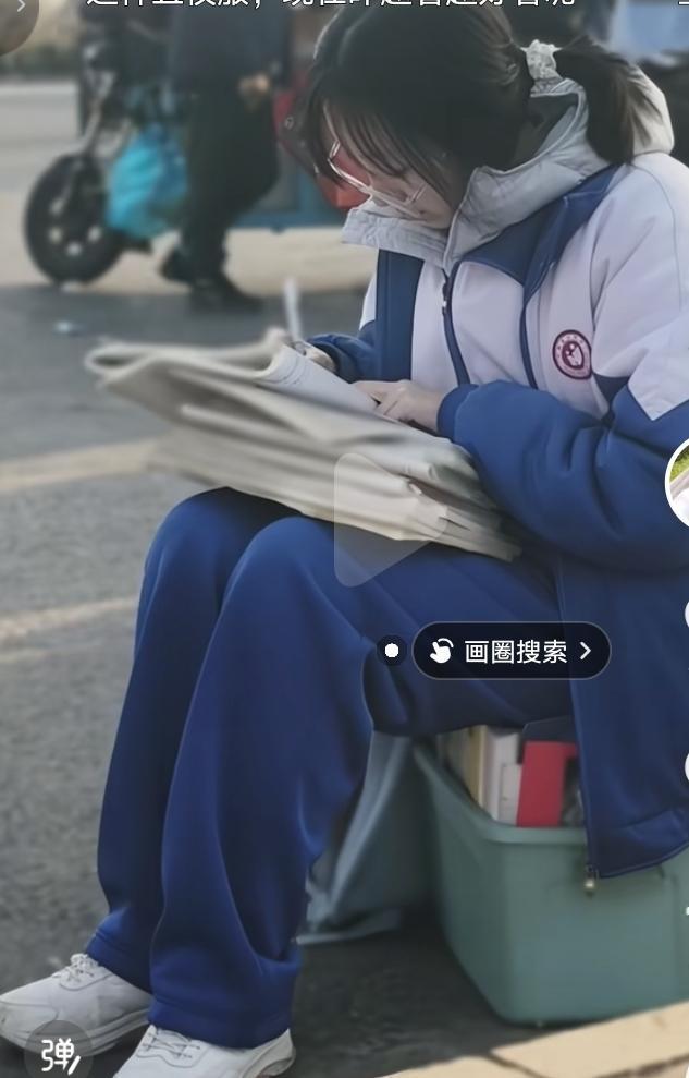 别人家的孩子总是这样自律，抓紧时间学习。我家里的总是躺着玩手机，差距越来越大！打