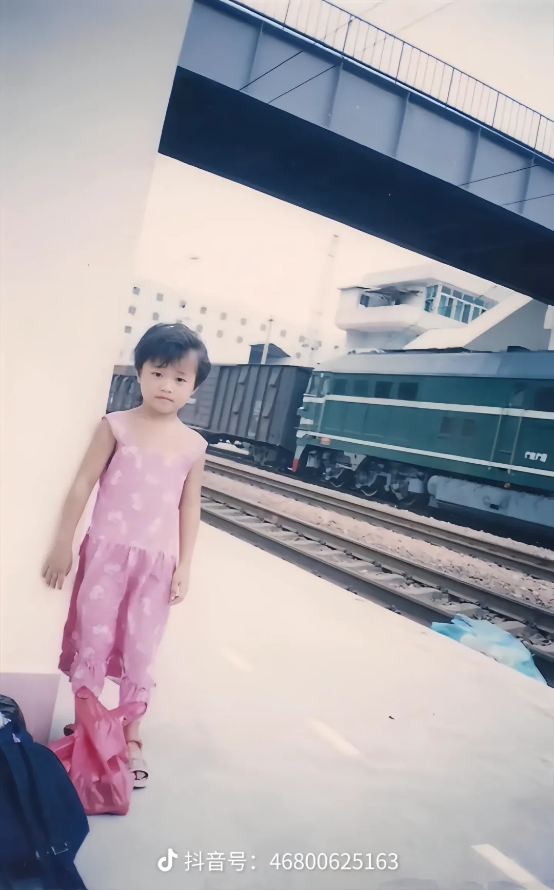 豆腐妹妹自爆被人贩子拐卖的女孩。 照片为人贩子所拍，地点是广州北站。大...