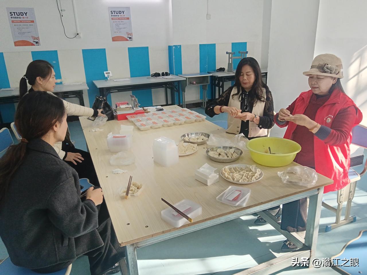 又到送兵日，翁源县爱国拥军促进会的志愿者们正忙着包饺子！
这些充满爱心的兄弟姐妹
