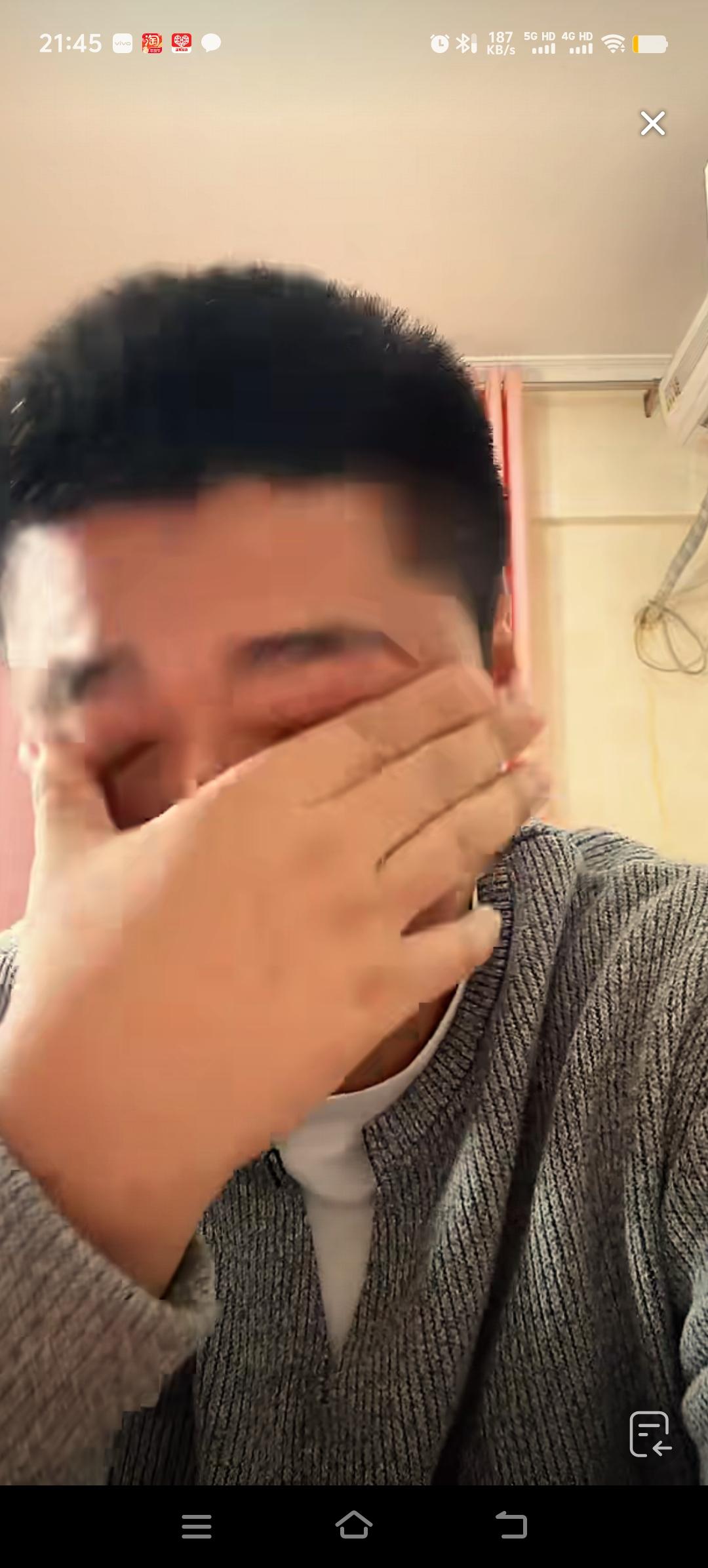 朱进今晚情绪格外激动，他忆起养父一瘸一拐理发的模样。那单薄的身躯，撑起了整个家，