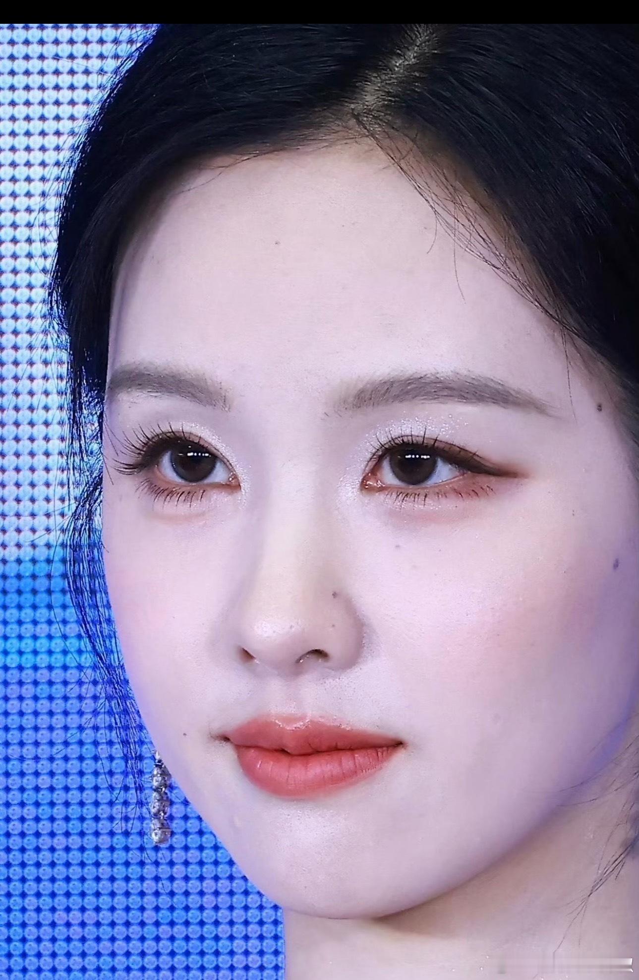 现实中看到的陈都灵，毫无ps，这图生到痘痘都看见了 ​​​